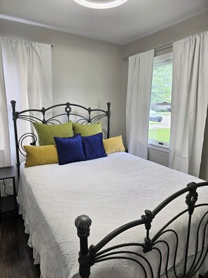 2 slaapkamers, een bureau, een strijkplank/strijkijzer, reisbedje