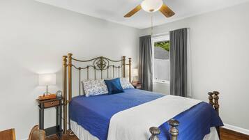 2 chambres, bureau, fer et planche à repasser, lit de bébé portatif