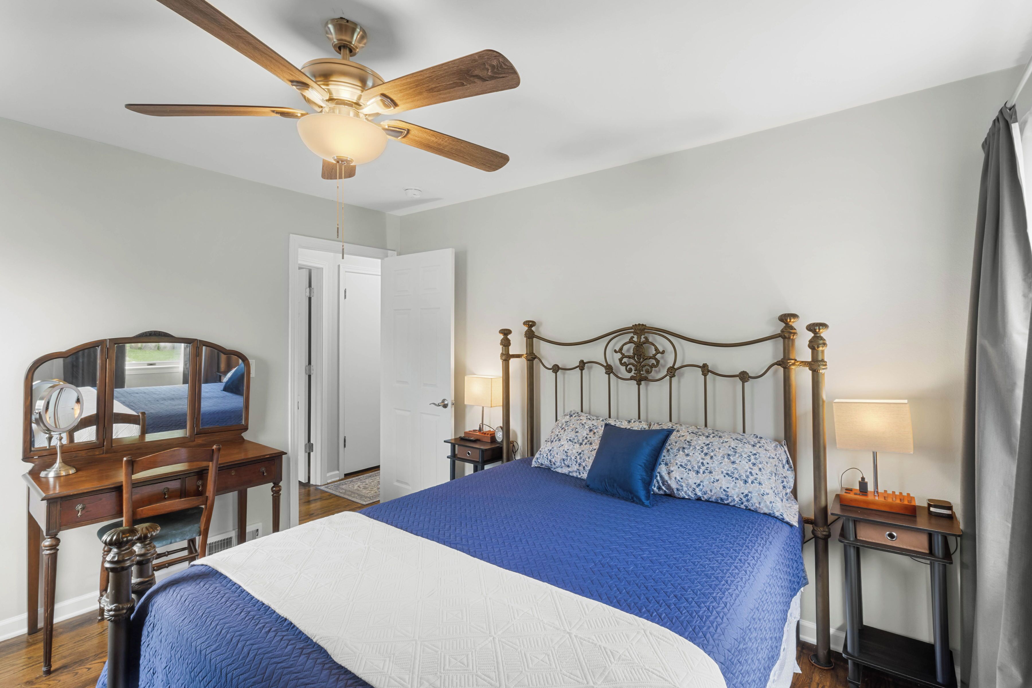 2 habitaciones, escritorio y tabla de planchar con plancha 