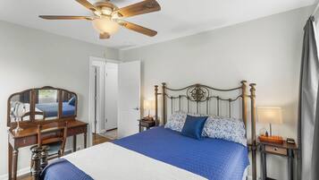 2 habitaciones, escritorio y tabla de planchar con plancha