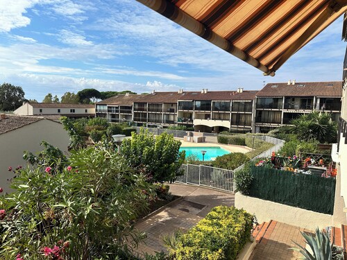 dans résidence privée les jardins d’alizarines 
Avec piscine proche mer commerce