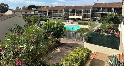 dans rĂ©sidence privĂ©e les jardins dâalizarines 
Avec piscine proche mer commerce