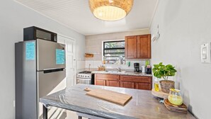Kaffetrakter/tekoker, kjøleskap, mikrobølgeovn og ovn