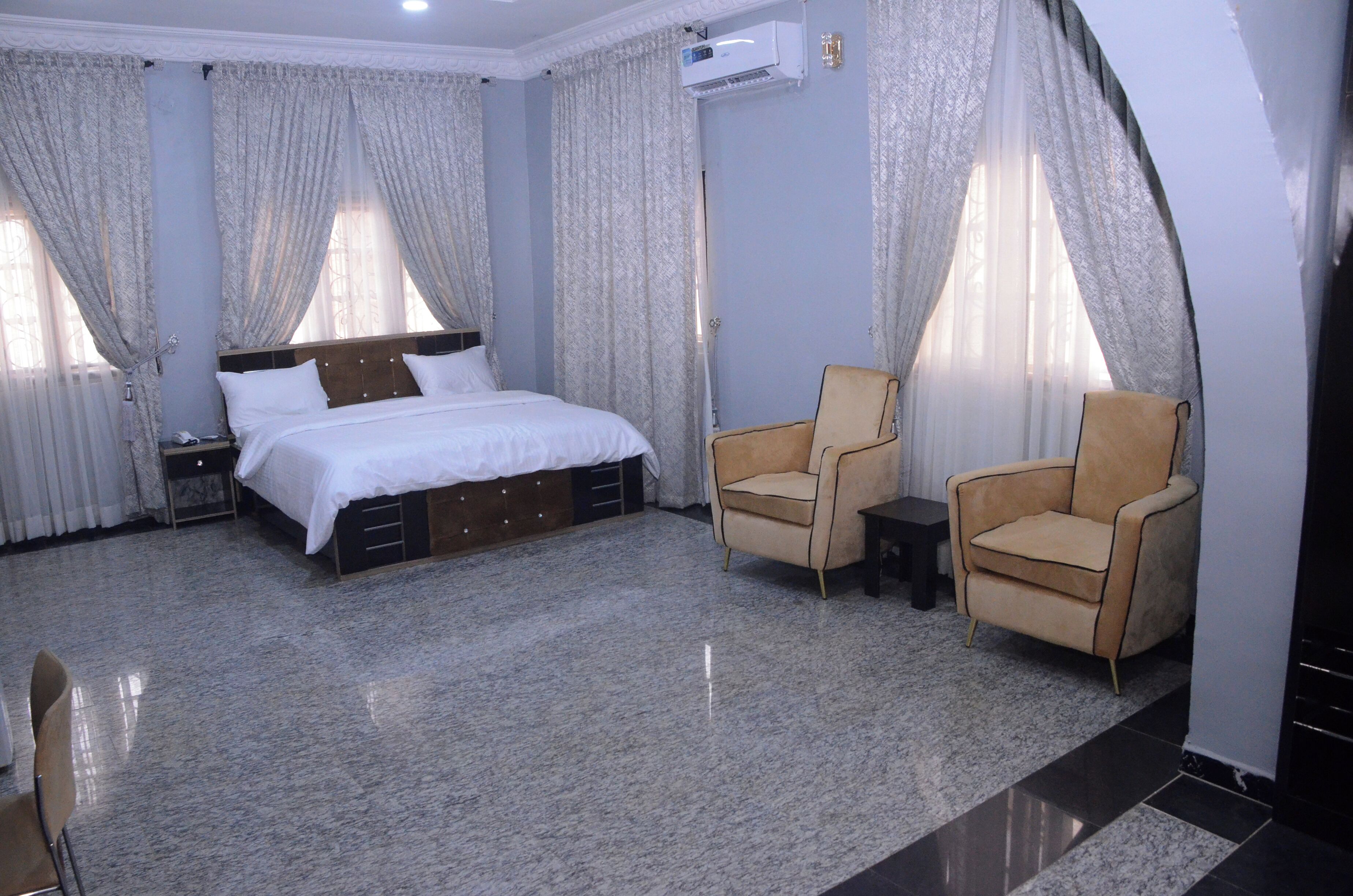 Kamar Double, pemandangan kota | Meja kerja dan ruang kerja ramah laptop