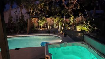 Utendørsbasseng og et oppvarmet basseng