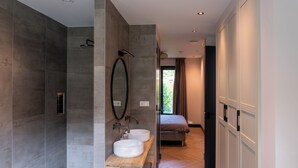A modern bathroom with a walk-in shower, two sinks, and a large mirror. - De Witte Bergvliet Villa, luxury vacation home on estate with golf course and spa (Oosterhout)
