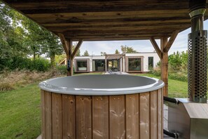 Outdoor spa tub - De Witte Bergvliet Villa, luxury vacation home on estate with golf course and spa (Oosterhout)