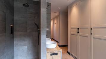 Een douche, een haardroger, handdoeken, toiletpapier