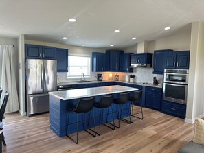 Kjøleskap, mikrobølgeovn, ovn og kokeplater