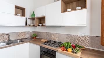 Fridge, oven, stovetop, coffee/tea maker
