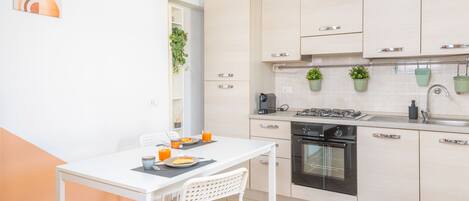 Frigorífico, microondas, horno y placa de cocina