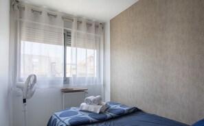 Planxa i posts de planxar, wifi i roba de llit