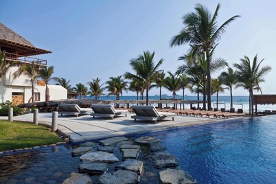 Stunning, Oceanfront Casa de Olas!