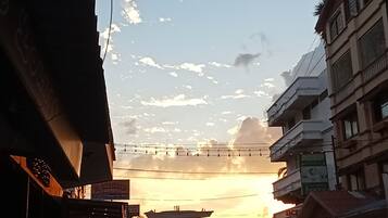 Bagian depan properti - sore/malam