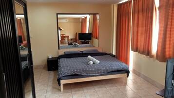 Brankas, ruang kerja ramah laptop, Wi-Fi gratis, dan seprai linen