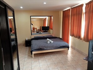 Caja de seguridad en la habitación y espacio para trabajar con laptop 