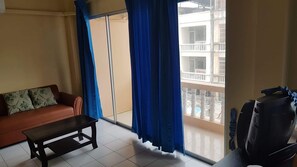 Suite estudio estándar, vista parcial al mar | Caja de seguridad en la habitación y espacio para trabajar con laptop 