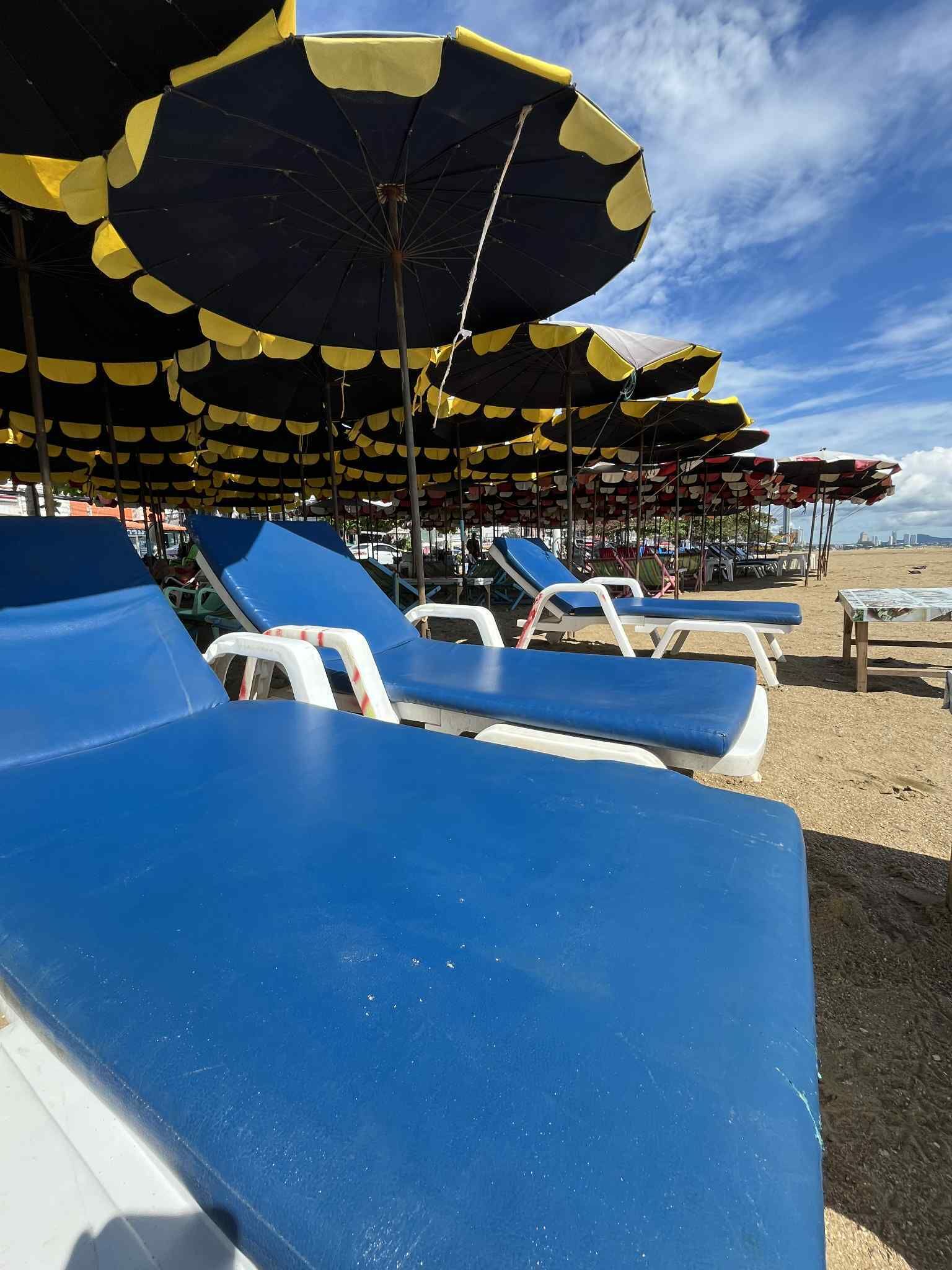 在海灘附近、躺椅、太陽傘、海灘按摩