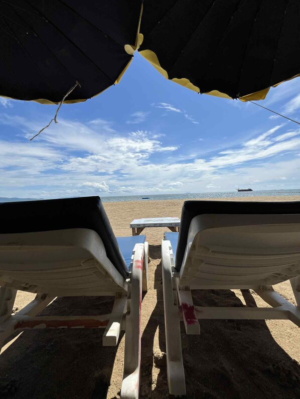 Playa en los alrededores, camastros, sombrillas y masajes en la playa 