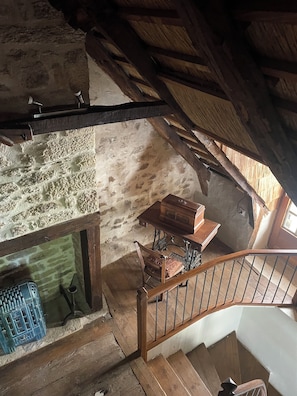 Interior - 16th century thatched house, relaxation area for adults and children (Saint-Augustin)
