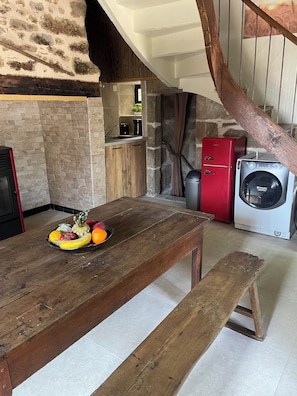 Dining - 16th century thatched house, relaxation area for adults and children (Saint-Augustin)