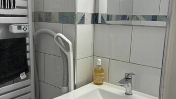 Shower, towels