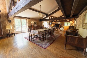 Interior - Le Moulin de Giroir: peaceful riverside setting (Migné-Auxances)