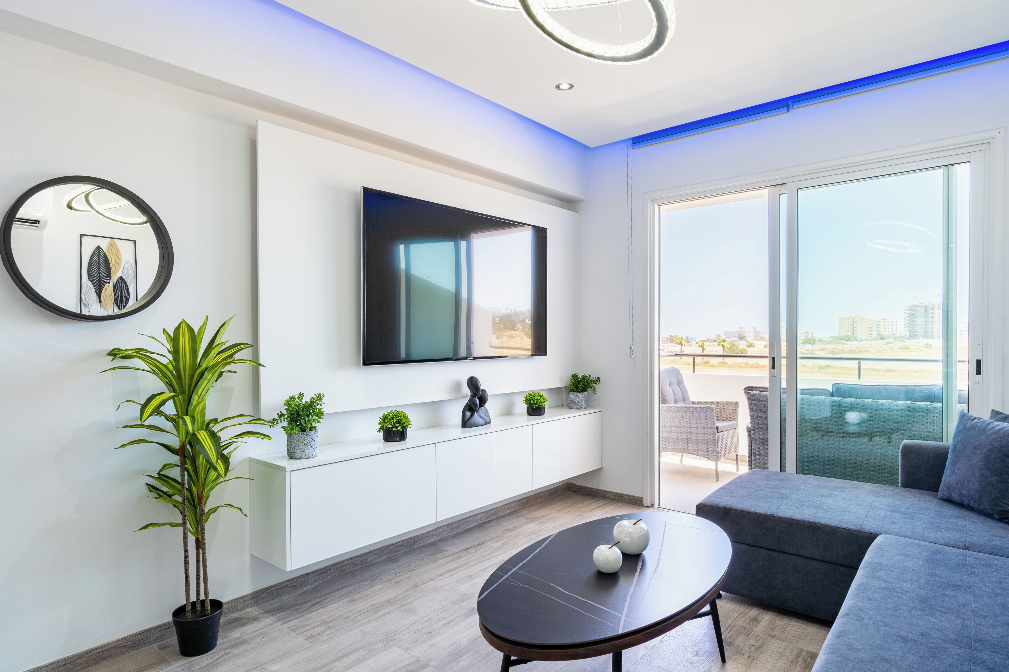 Departamento, 2 habitaciones, cocina, vista a la ciudad | Sala de estar | Smart TV de 55 pulgadas con canales digitales y servicios de streaming 