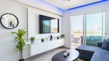 Appartement, 2 chambres, cuisine, vue ville | Salle de séjour | TV connectée de 55 pouces avec chaînes numériques, services de streaming