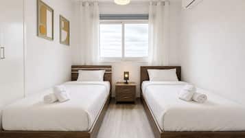 Apartamento, 2 quartos, cozinha, vista para a cidade | Roupas de cama premium, ferros/tábuas de passar roupa, Wi-Fi de cortesia