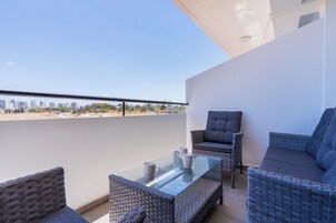 Huoneisto, 2 makuuhuonetta, keittiö, kaupunkinäköala | Parveke