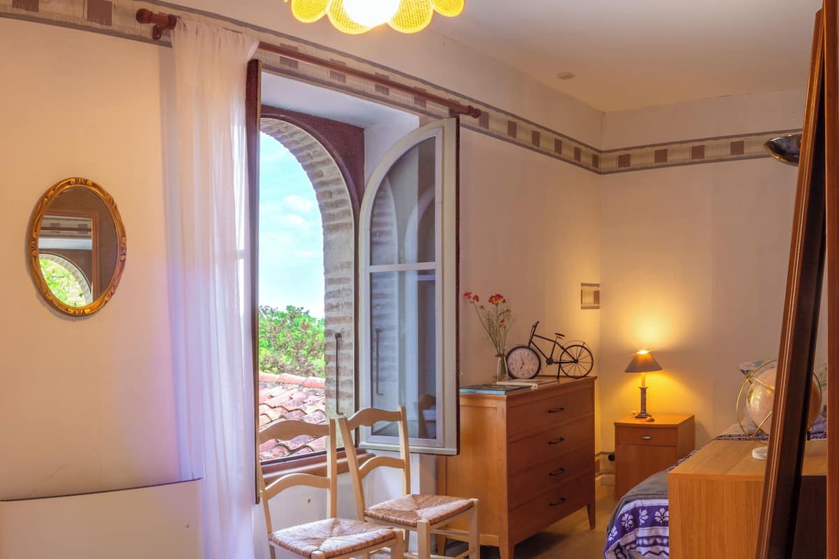Chambre du levant avec 2 lits simple | Iron/ironing board, free WiFi