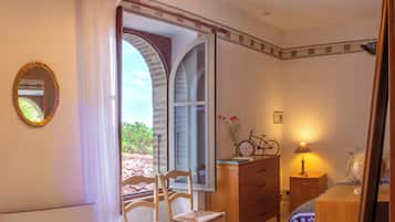 Chambre du levant avec 2 lits simple | Tabla de planchar con plancha y wifi gratis