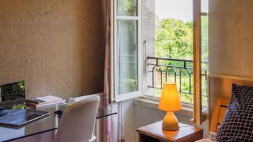 Chambre queen size avec vue sur prairie | Tabla de planchar con plancha y wifi gratis
