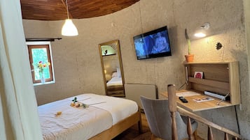Chambre Tour | 布置獨特、書桌、筆電工作空間、熨斗/熨衣板