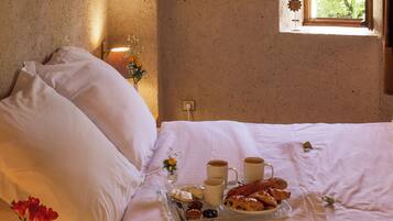Chambre Tour | Individually furnished, desk, laptop workspace, iron/ironing board