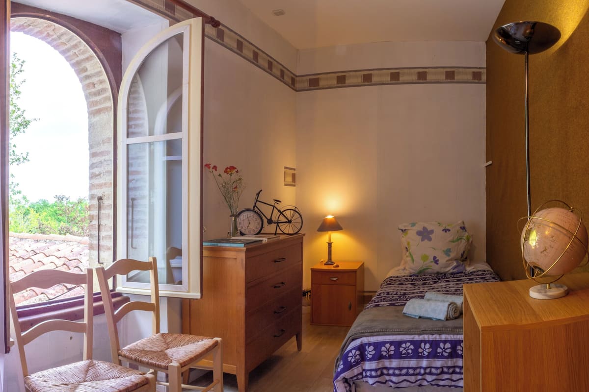 Chambre du levant avec 2 lits simple | Een strijkplank/strijkijzer, gratis wifi