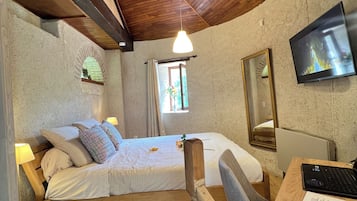Muebles diferentes, escritorio y espacio para trabajar con laptop