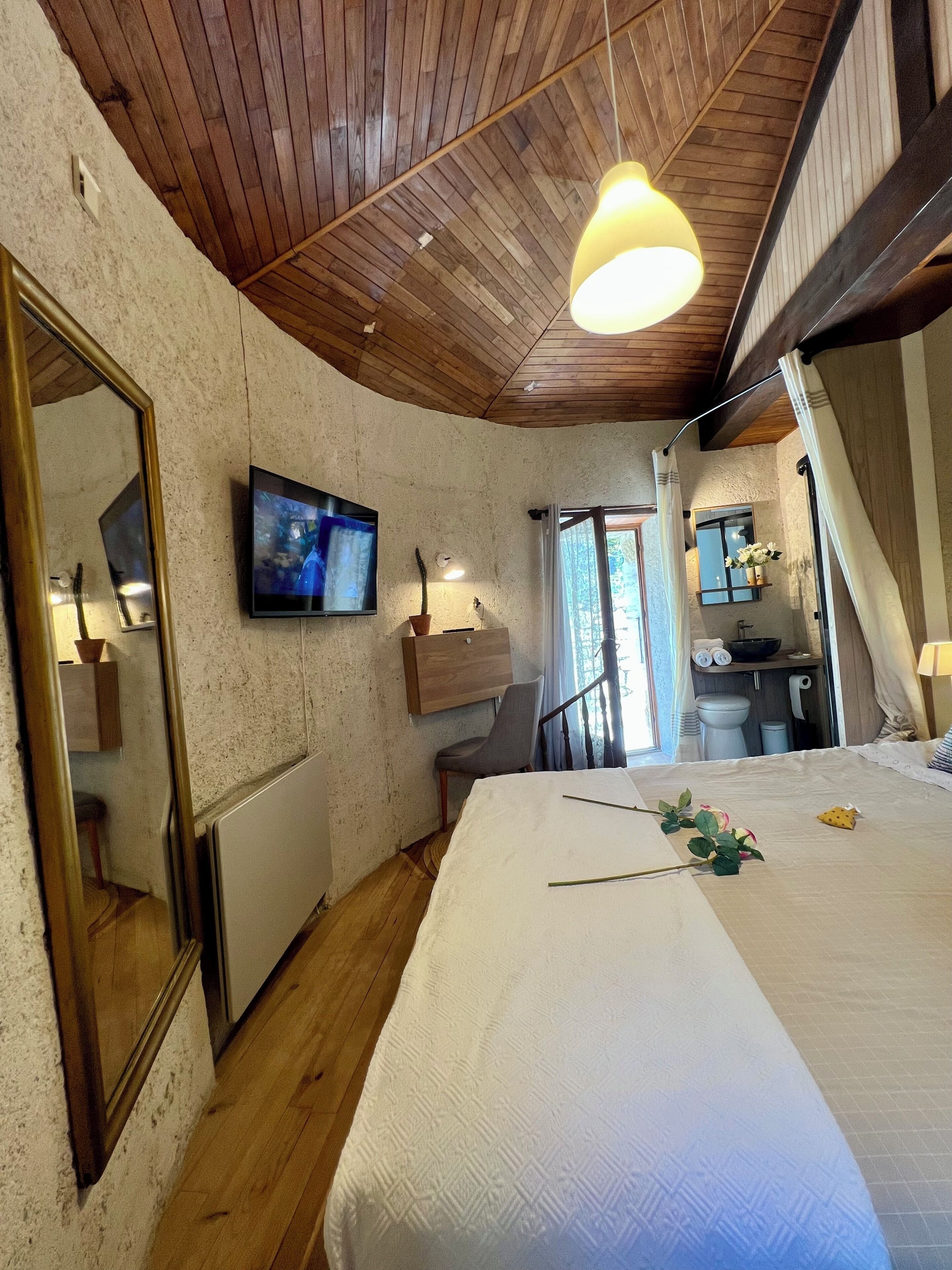 Chambre Tour | Individually furnished, desk, laptop workspace, iron/ironing board