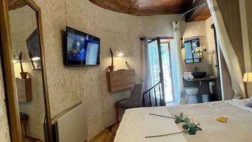 Chambre Tour | Individually furnished, desk, laptop workspace, iron/ironing board