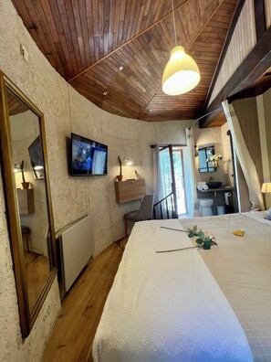 Chambre Tour | Muebles diferentes, escritorio y espacio para trabajar con laptop 