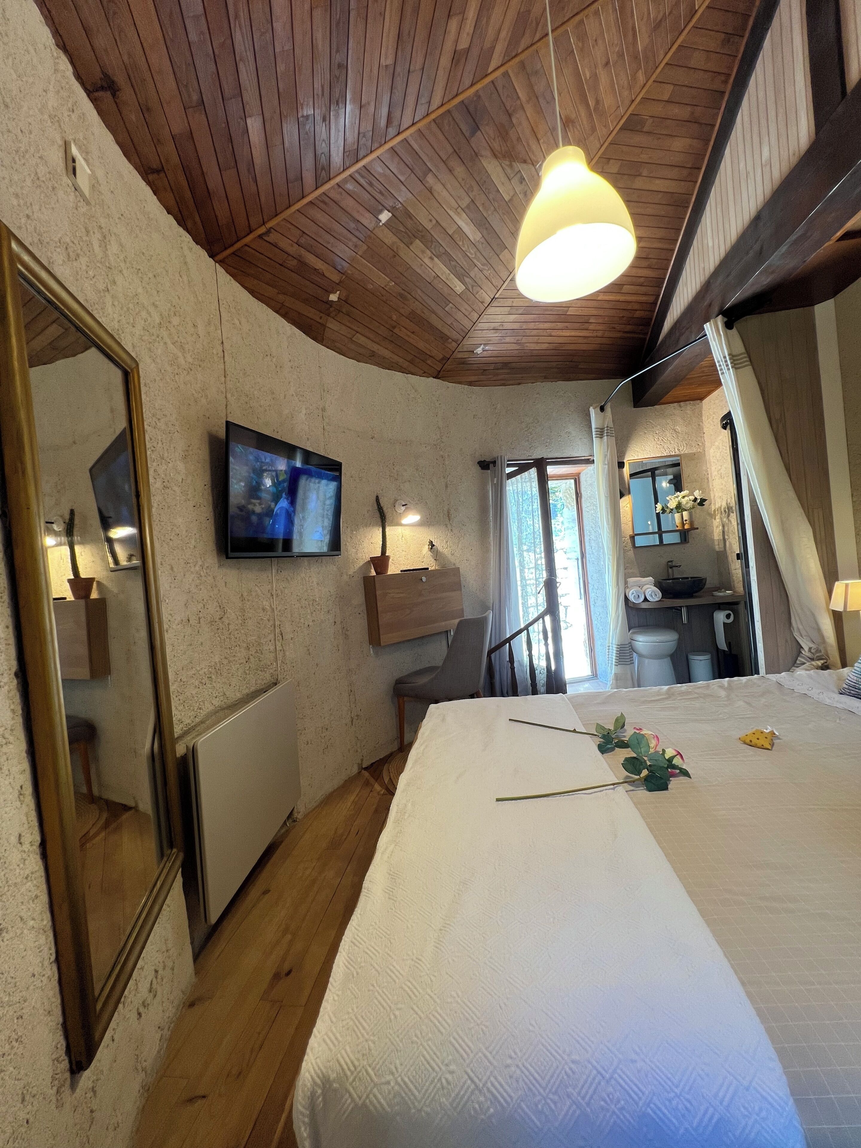 Chambre Tour | Individually furnished, desk, laptop workspace, iron/ironing board