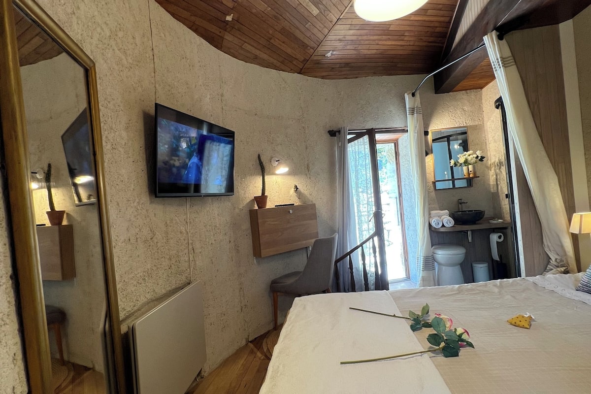 Chambre Tour | Individually furnished, desk, laptop workspace, iron/ironing board