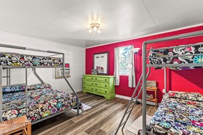 2 bedrooms, iron/ironing board, free WiFi