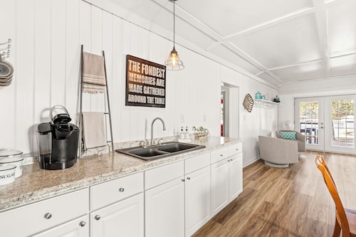 Waterfront Cabin with Firepit, Best Sunset views. 5 mins from DT Littleton