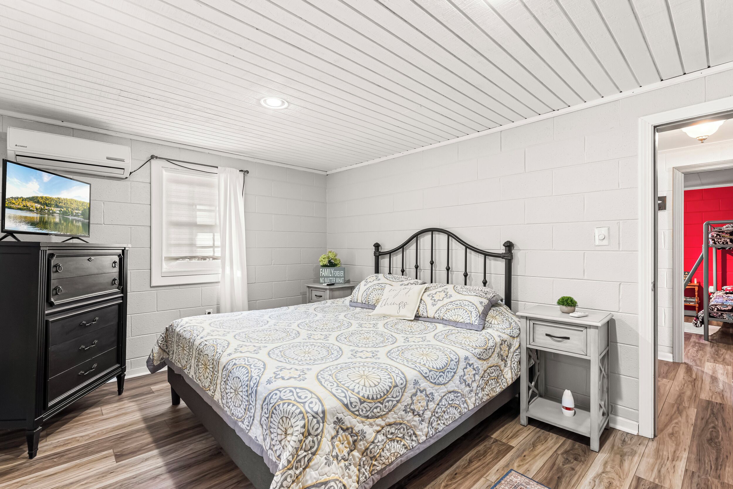 2 bedrooms, iron/ironing board, free WiFi