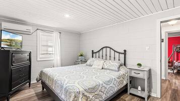 2 bedrooms, iron/ironing board, free WiFi