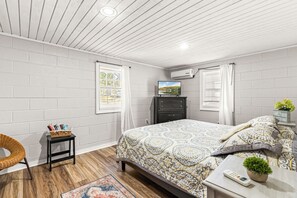 2 bedrooms, iron/ironing board, free WiFi