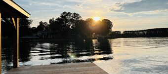 Waterfront cottage with private boat ramp. Sunset views. 5mins from DT Littleton