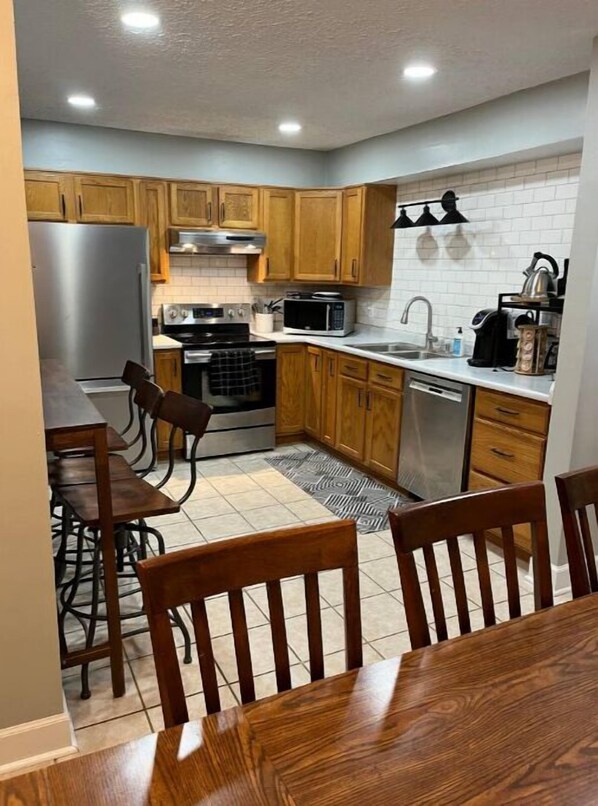 Kjøleskap, mikrobølgeovn, ovn og kokeplater